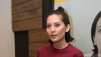 Hannah Al Rashid memerankan karakter Nad di film yang diangkat dari novel karya Laksmi Pamuntjak. Foto: Noel/detikHOT