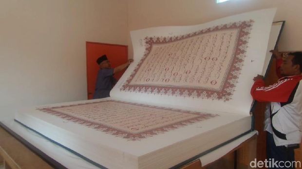 Mushaf Al Quran terbesar dari Lamongan/