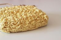 Kreatif! Tas Bentuk Mie yang Cocok Bagi Penggemar Berat Mie Instan