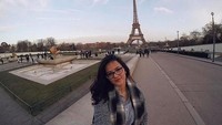 Beberapa negara Eropa lainnya pun juga pernah ia kunjungi. Salah satunya menara Eiffel di Prancis yang ikonik (rebeca.tavares/Instagram)