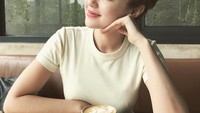  Cantiknya pose Rianti ketika menikmati secangkir kopi hangat, dengan tatapan teduhnya. Foto: Instagram @riantic