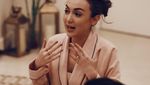 Makin Cantik, Ini Gaya Rianti Cartwright saat Ngopi dan Ngeteh Bareng Suami