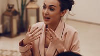  Lagi-lagi Rianti memilih secangkir teh hangat, dan biskuit cokelat manis untuk menemaninya mengobrol bersama teman dan keluarga. Foto: Instagram @riantic