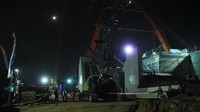 Terlihat beberapa orang sedang melakukan pengelasan di atas tiang jembatan setinggi kurang lebih 50 meter. Pool/Jasa Marga.