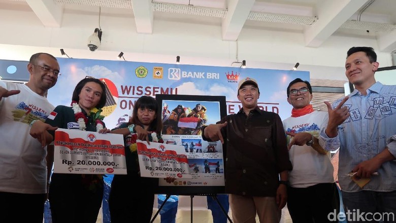 Foto: Menpora memberikan beasiswa kepada Dimistri dan Mathilda (Bonauli/detikTravel) Foto: Menpora memberikan beasiswa kepada Dimistri dan Mathilda (Bonauli/detikTravel)