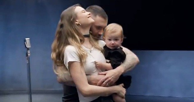 Sebelum tampil di fashion show, Behati juga eksis di video klip bersama band sang suami, Maroon 5 yang berjudul, Girls Like You. Foto: istimewa/screenshot YouTube