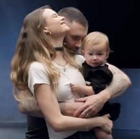 Terakhir, muncul wanita yang paling dicintai sang vokalis Maroon 5, Behati Prinsloo yang tidak lain adalah istri Adam Levine. Behati tampil bersama anaknya Dusty Rose. Foto: istimewa/screenshot YouTube