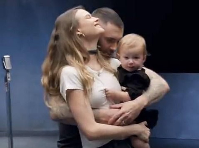 Terakhir, muncul wanita yang paling dicintai sang vokalis Maroon 5, Behati Prinsloo yang tidak lain adalah istri Adam Levine. Behati tampil bersama anaknya Dusty Rose. Foto: istimewa/screenshot YouTube