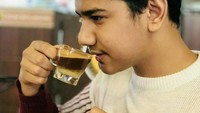 Pesinetron sekaligus qori muda ini memang sedang jadi idola para remaja. Begini gayanya saat hendak menyeruput secangkir kopi susu. Foto: Instagram syakirdaulay01 Foto: Istimewa