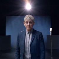 Presenter ternama Ellen DeGeneres juga ikut diajak. Ellen tampil dengan gaya khas memakai jas dan kemeja, dan menampakkan ekspresi jenakanya. Foto: istimewa/screenshot YouTube