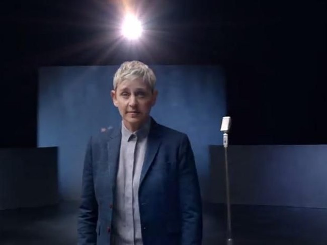 Presenter ternama Ellen DeGeneres juga ikut diajak. Ellen tampil dengan gaya khas memakai jas dan kemeja, dan menampakkan ekspresi jenakanya. Foto: istimewa/screenshot YouTube