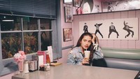 Tampak masih seperti gadis remaja. Yasmin Leeds Wildblood terlihat asyik menikmati milkshake di kafe. Foto: Instagram @yaswildblood