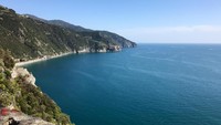 Desa di Cinque Terre ini menghadap ke Laut Liguria. 5 Desa cantik ini termasuk destinasi anti mainstream untuk dikunjungi bila traveler liburan ke Italia. (Innez Lawry/Istimewa)