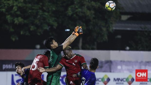 Victor Igbonefo memperkuat lini pertahanan Timnas Indonesia U-23 saat melawan Thailand.