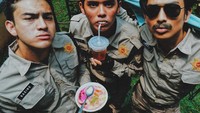 Lagi memerankan Kasino, Rizky memegang semangkuk es campur segar. Kira-kira mirip nggak Rizky sama Kasino? Foto: Instagram rizkynazar20