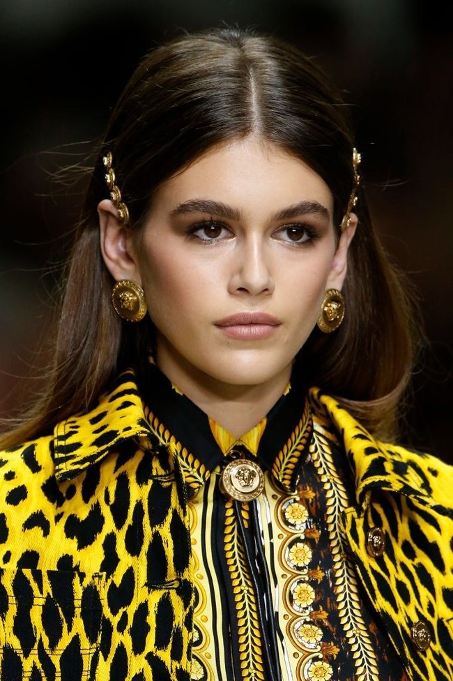 Ikon mode millennials, Kaia Gerber memakai jepit dari Versace di salah satu penampilannya. Foto: Getty Images
