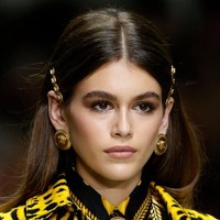 Ikon mode millennials, Kaia Gerber memakai jepit dari Versace di salah satu penampilannya. Foto: Getty Images
