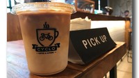 Sluuuurrp! Nikmatnya pagi-pagi menyeruput kopi. Irgi memesan segelas es kopi susu yang siap menemani aktivitasnya. Foto: Instagram @fahrezirgi
