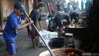 Butuh tenaga ekstra untuk mengaduk dodol dari cair hingga matang.