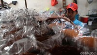 Dodol Betawi industri rumahan ini dijual secara eceran seharga Rp 10.000-70.000 sesuai ukuran dan rasa.