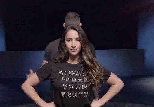 Kalangan atlet pun tak ketinggalan diajak. Ada Aly Raisman, seorang atlet gymnastic peraih dua medali Olimpiade. Foto: istimewa/screenshot YouTube