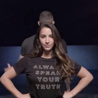 Kalangan atlet pun tak ketinggalan diajak. Ada Aly Raisman, seorang atlet gymnastic peraih dua medali Olimpiade. Foto: istimewa/screenshot YouTube