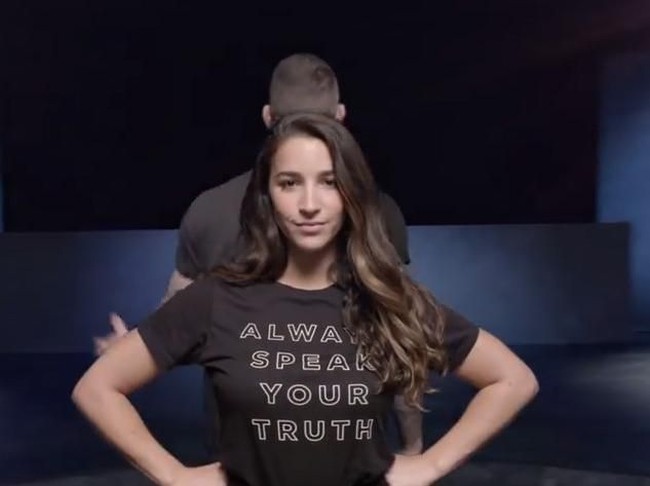 Pesenam Aly Raisman jadi satu dari sedikit wanita yang berani bicara tentang kekerasan seksual yang dialaminya saat masih menjadi atlet muda, yang dilakukan oleh mantan pelatihnya sendiri. Aly berani mewakili dirinya dan ratusan korban lainnya. Peraih medali emas Olimpiade ini juga mencuri perhatian di video klip Maroon 5, Girls Like You. Foto: istimewa/screenshot YouTube