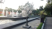 Pohon imitasi itu kemudian dipindah ke Balai Kota DKI Jakarta. (Foto: Muhammad Fida/detikcom)