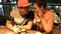 Ini tatapan penuh cinta dari Rianti, untuk sang suami. Ketika mereka tengah menikmati secangkir kopi hangat bersama. Foto: Instagram @riantic