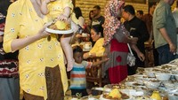 Di acara Tedak Siten, Yasmin terlihat sangat cantik dengan mengenakan kebaya kutu baru berwarna kuning. Wah, ada banyak tumpeng -tumpeng berukuran mini yang disediakan untuk para tamu. Foto: Instagram @yaswildblood