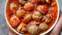 @kulinerkotajakarta memamerkan pentol buatan Bakso 2 Nyonya. Kuahnya kemerahan penuh cabe dengan bihun dan iga jadi isiannya. Yakin bisa menghabiskan? Foto: Instagram @kulinerkotajakarta
