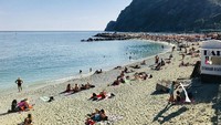 Desa terakhir, ada Desa Monterosso. Konon, desa ini sangat terkenal di Italia. Ada 2 bagian, yaitu Kota Tua dan Kota Baru. Banyak turis berjemur di sini. (Innez Lawry/Istimewa)
