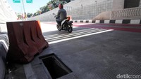 Petugas pun melakukan penanganan sementara. Petugas menutup lubang dengan pembatas jalan (road barrier).
