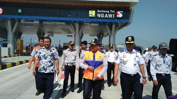 Dirjen Perhubungan Darat Kemenhub Budi Setiyadi meninjau kondisi jalur mudik di ruas tol Colomadu-Sragen-Ngawi. 