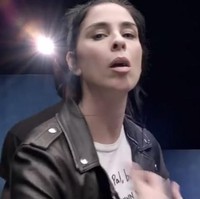 Gaya konyol stand-up comedian, Sarah Silverman, ikut membuat video klip berdurasi 4:30 menit ini tambah menarik. Foto: istimewa/screenshot YouTube