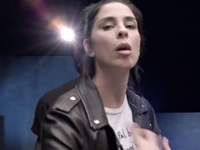 Gaya konyol stand-up comedian, Sarah Silverman, ikut membuat video klip berdurasi 4:30 menit ini tambah menarik. Foto: istimewa/screenshot YouTube