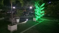 Pohon imitasi itu menyala dan memancarkan cahaya berwarna hijau saat malam hari. (Foto: Muhammad Fida/detikcom)