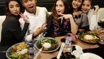 Begini Gaya Cantik Yasmine Wildblood Saat Makan di Paris hingga Santorini
