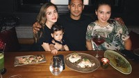 Berkunjung ke Bali, mamah dari Seraphina Rose ini terlihat menikmati makanan enak. Kira-kira apa ya makanannya? Foto: Instagram @yaswildblood