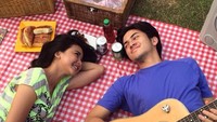 Piknik dengan bekal roti dan minuman jadi kegiatan Rizky. Eits, ini adalah salah satu adegan FTV yang dibintanginya lho! Foto: Instagram rizkynazar20