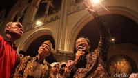 Romo Hani Rudi Hartoko turun langsung mengajak umat muslim keliling Gereja Katedral.