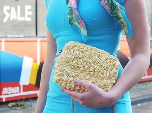 Kreatif! Tas Bentuk Mie yang Cocok Bagi Penggemar Berat Mie Instan