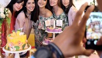 Menghadiri acara baby shower Nabila Syakieb. Ibu satu anak berusia 25 tahun ini pun berfoto dengan ragam cake yang cantik. Foto: Instagram @yaswildblood