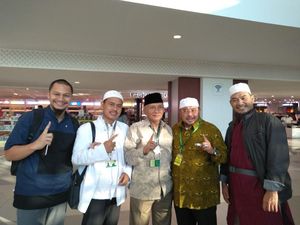Salam 1 Jari Amien Rais-Ketum PA 212-Elite PKS Saat Berangkat Umrah