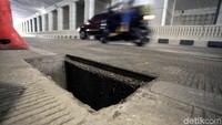Lubang ini pun mengancam keselamatan para pengendara.