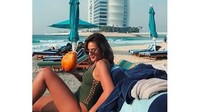 Salah satunya saat sedang bersantai di Dubai, UEA (rebeca.tavares/Instagram)