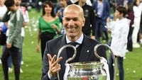 Zinedine Zidane dikabarkan pernah merokok dan kemudian berhenti, bahkan ia tergabung untuk melakukan kampanye anti merokok pada 2002. Foto: GENYA SAVILOV/AFP