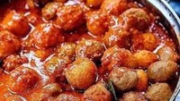 Ini dia pentol paling populer dari @pentol.jeletot.bogor. Selain berani bumbu, kuah sambal yang berminyak bikin rasa pentol makin pedas nendang. Foto: Instagram @pentol.jeletot.bogor