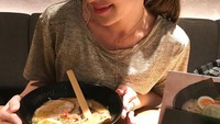Selain pizza, Rianti juga gemar menyantap semangkuk ramen hangat. Bahkan menurutnya, ia paling tidak bisa menolak semangkuk ramen hangat. Foto: Instagram @riantic