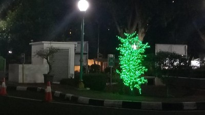 Foto: Gemerlap Pohon Imitasi Hiasi Balai Kota DKI